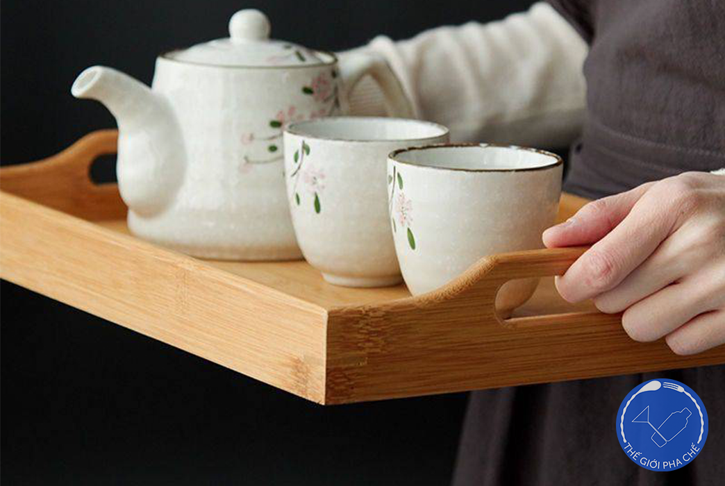 Khay trà gỗ là khay được làm bằng gỗ nguyên liệu tự nhiên thân thiện với môi trường được tin dùng vì độ ăn toàn cao. 