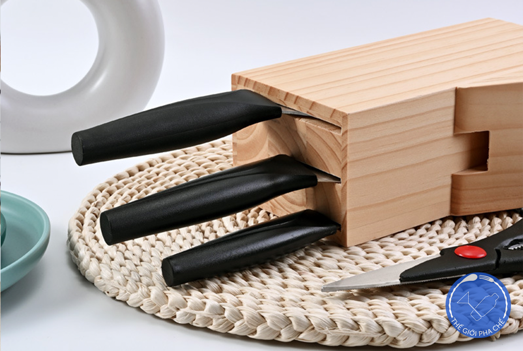 Kệ cắm dao gỗ được dùng hầu hết trong các gia đình, quán ăn, nhà hàng bởi sự tiện lợi của nó.
