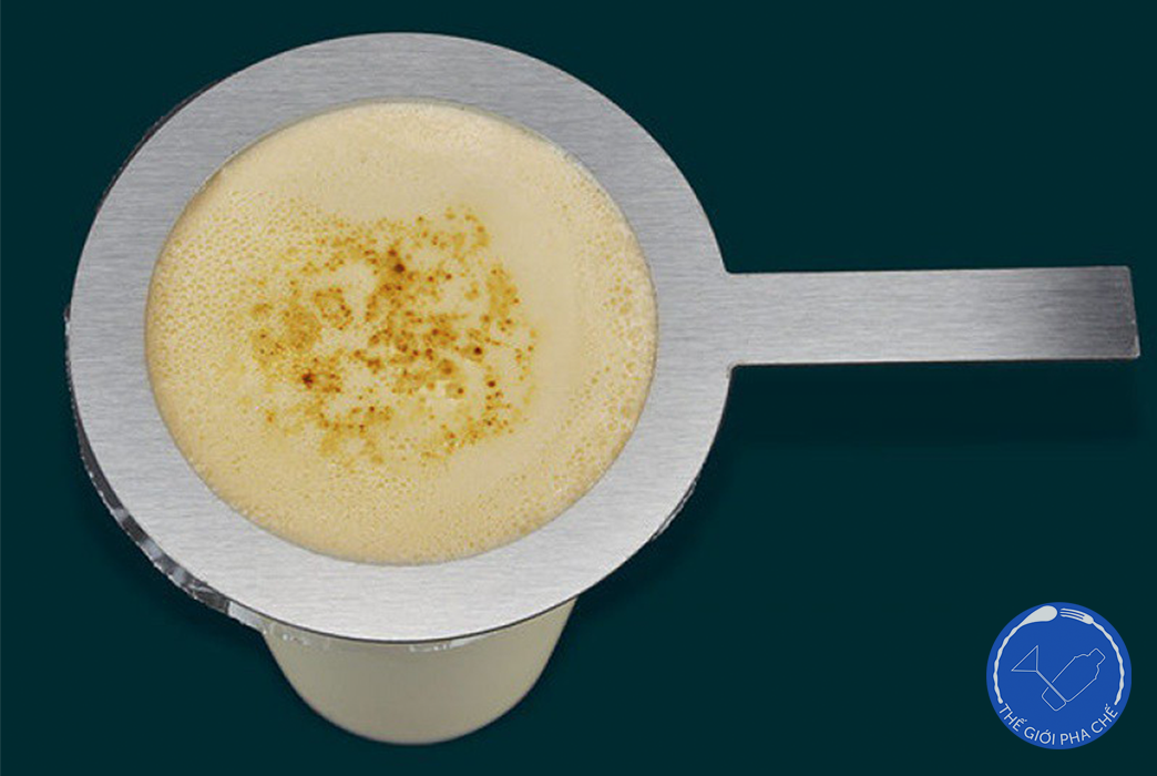 Dụng cụ che miệng ly là dụng cụ dùng để che chắn miệng ly khi thực hiện thao tác khò làm trà sữa nướng để tránh làm chảy miệng ly.