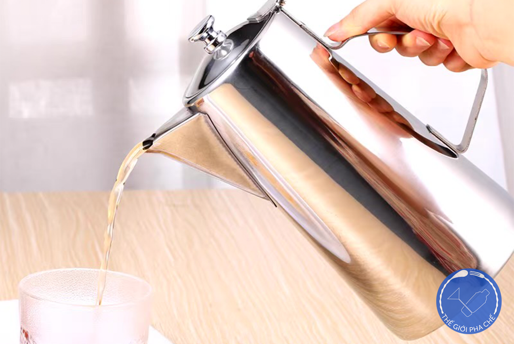 Bình rót vòi dài là dụng cụ phổ biến trong các gian bếp, nhà hàng, quán nước bởi tính hữu dụng của nó.