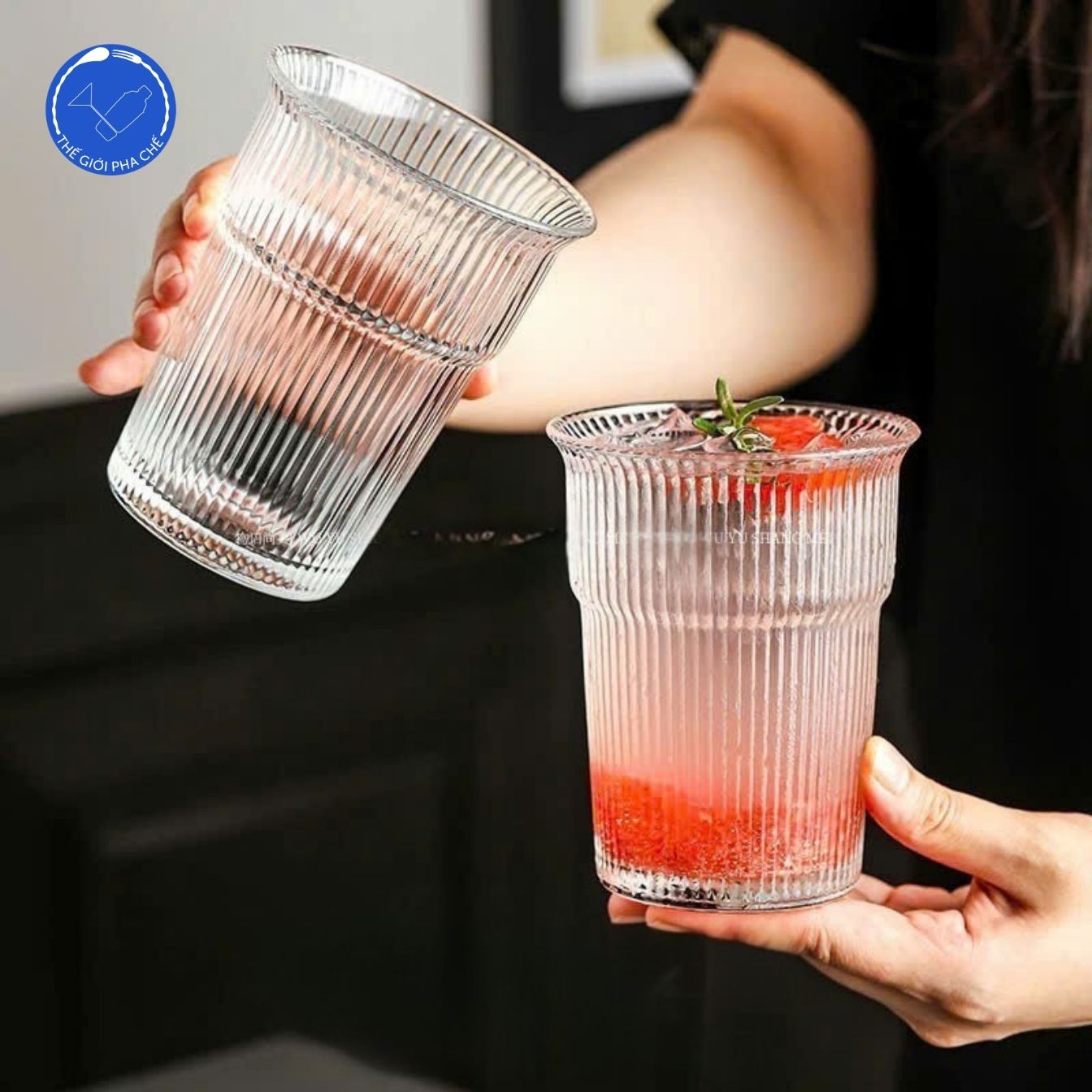 Cốc thủy tinh kẻ có ngấn